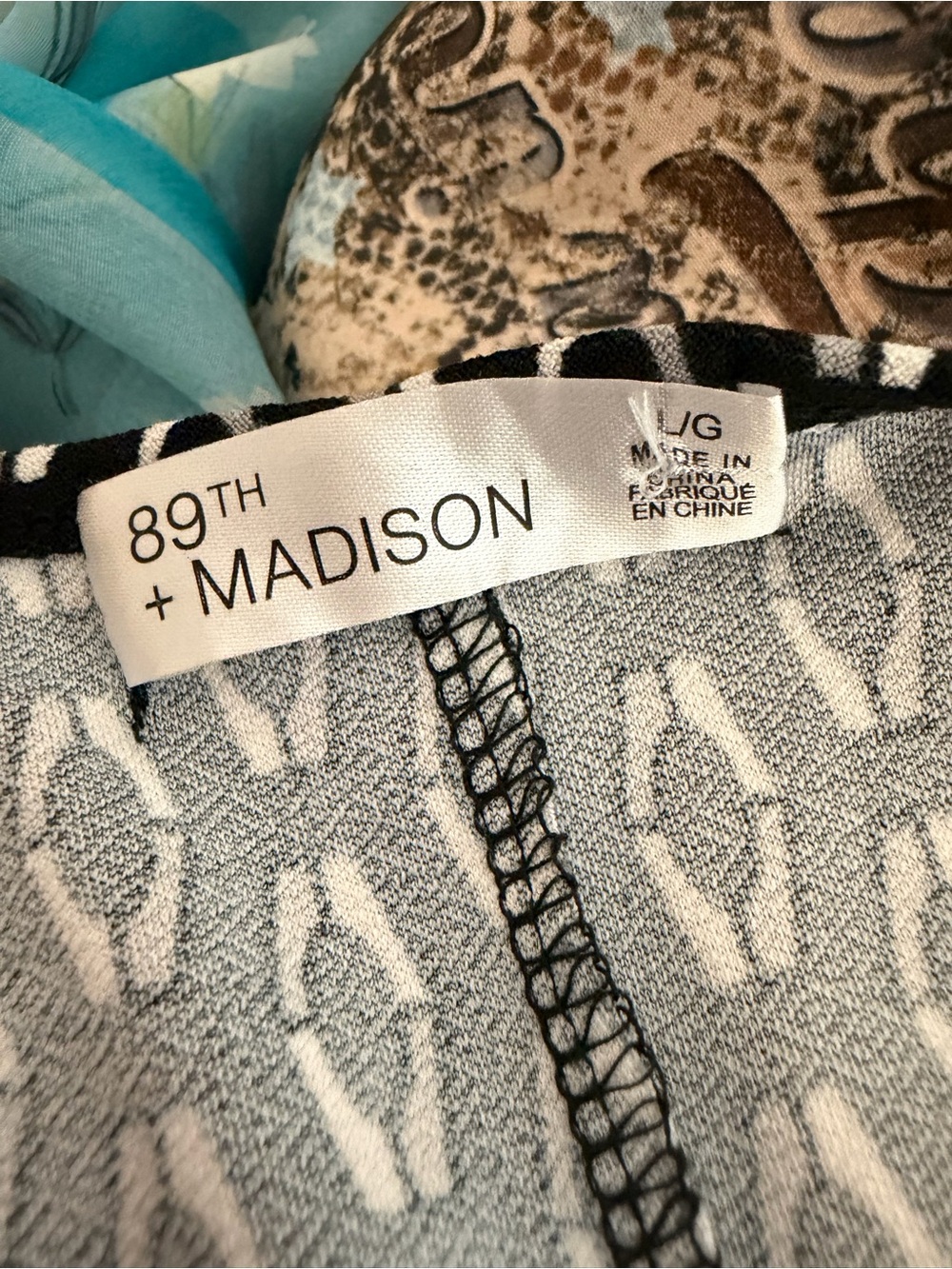 89th + Madison Black & White Patterned V-Neck Women's Top with Cutout Detail L - Picture 7 of 8